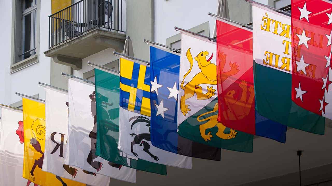 Aufreihung von Kantonsflaggen