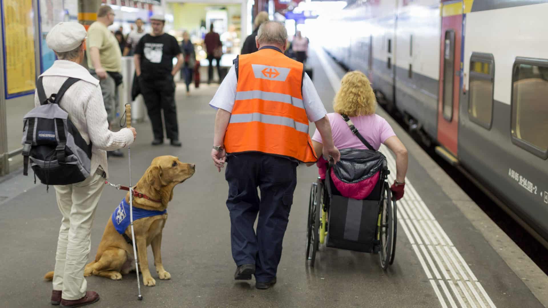 SBB Mitarbeiter helfen Beeinträchtigten am Bahnhof
