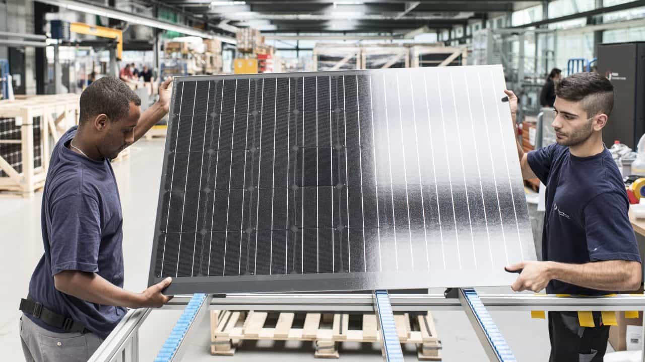 Mitarbeiter befördern Solarpanel